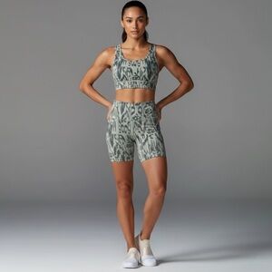 Tavi Active Stash Dash Biker Shorts 6” Green Ikat High Rise Size XL